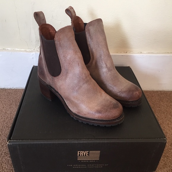 Frye Shoes - Frye Sabrina Chelsea Boots NWT